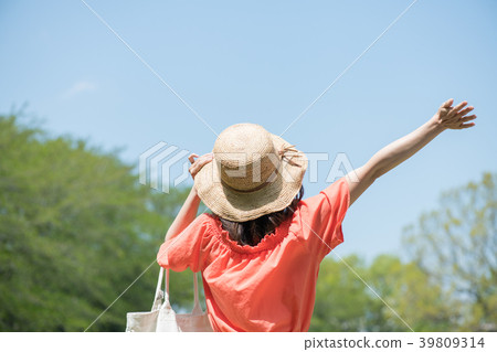 Back view of young Japanese woman wearing a straw hat 39809314