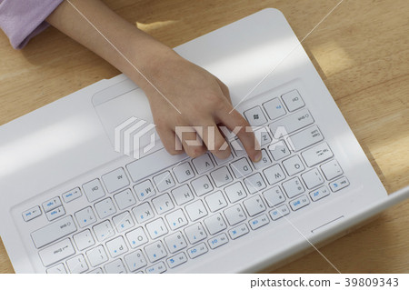 母親和女兒在有膝上型計算機的客廳 39809343