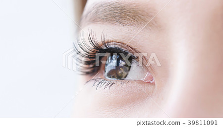 close up woman eye 39811091
