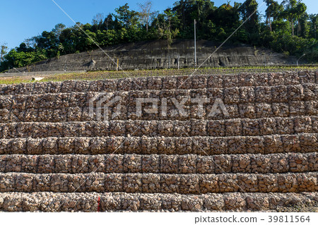 Rock wall protects mountain landslide 39811564