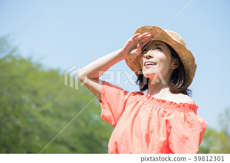 戴草帽的年輕日本婦女 39812301