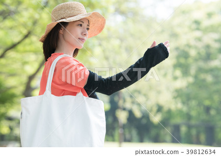 有胳膊蓋子的年輕日本婦女 39812634