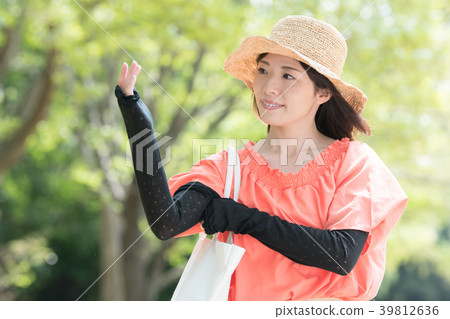 Young Japanese woman with arm cover Young Japanese woman with arm cover 39812636