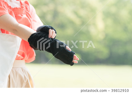 Young Japanese woman doing arm cover 39812910