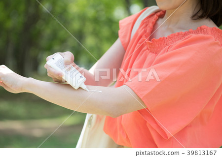 Young Japanese Woman Applying Sunblock Cream 39813167