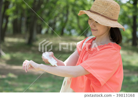 應用Sunblock奶油的年輕日本婦女 39813168