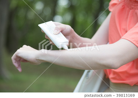 應用Sunblock奶油的年輕日本婦女 39813169