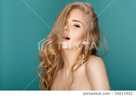 Beautiful  fashion  blond  woman  39813481