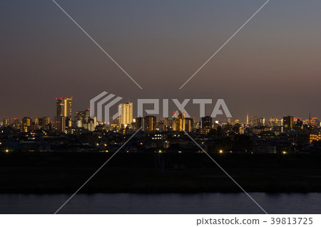 在微明的小岩都市風景 在微明的小岩都市風景 39813725