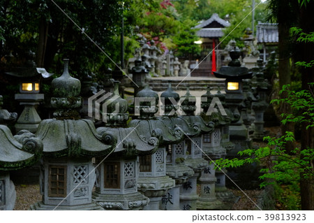 Lanterns at Diva Shrine (Utahime-cho, Nara City) Lanterns at Diva Shrine (Utahime-cho, Nara City) 39813923