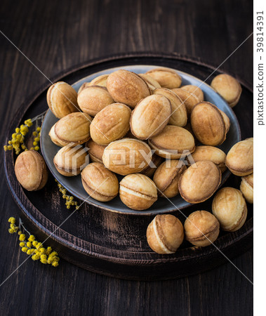 Nuts from short pastry with boiled condensed milk 39814391