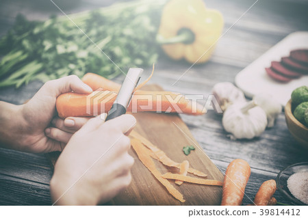 Slicing, chopping and peeling the vegetables cook. Slicing, chopping and peeling the vegetables cook. 39814412