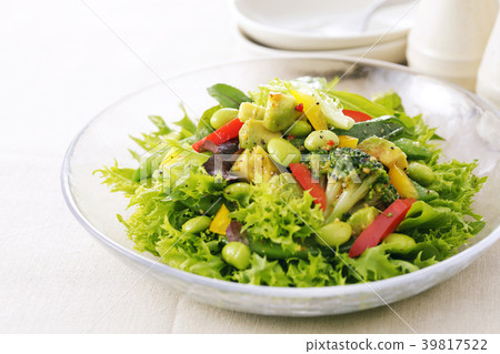 Broccoli and avocado salad 39817522