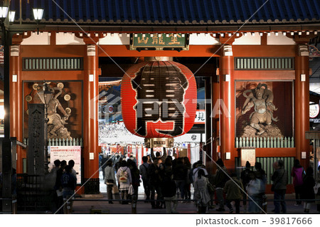 東京的城市景觀在日本日本的Kaminarimon在淺草寺(夜景) 東京的城市景觀在日本日本的Kaminarimon在淺草寺(夜景) 39817666