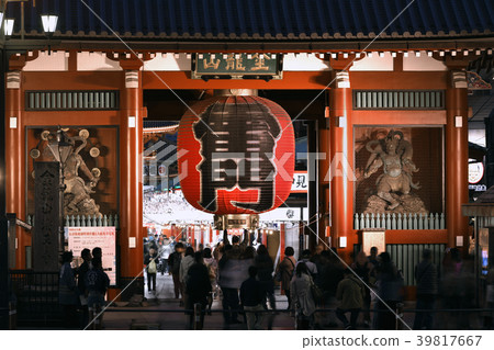 東京的城市景觀在日本日本的Kaminarimon在淺草寺（夜景） 39817667