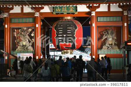 Tokyo's city landscape in Japan Japan Kaminarimon in Asakusaji (night view) Tokyo's city landscape in Japan Japan Kaminarimon in Asakusaji (night view) 39817811