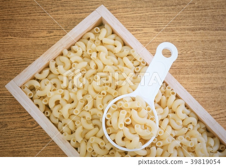 Elbow Macaroni or Gomiti Pasta in Measuring Cup 39819054