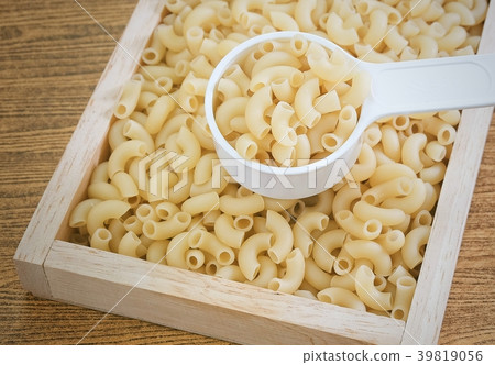 Elbow Macaroni or Gomiti Pasta in Measuring Cup 39819056