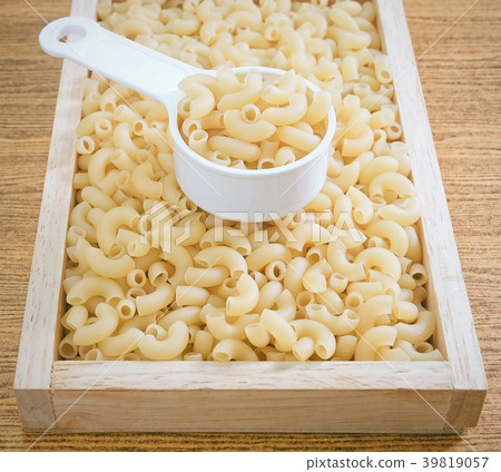 Elbow Macaroni or Gomiti Pasta in Measuring Cup 39819057