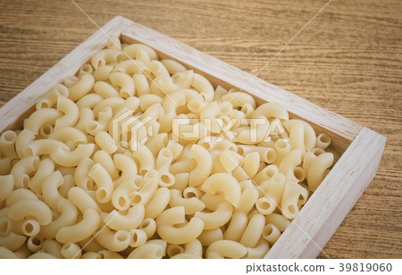 Elbow Macaroni or Gomiti Pasta in Wooden Tray Elbow Macaroni or Gomiti Pasta in Wooden Tray 39819060