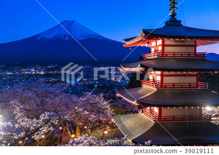 Scenery symbolizing Japan [Yamanashi Prefecture, Arakurayama Sengen Park] 39819111