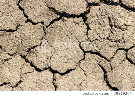 cracks in the ground on sunny day 39819264