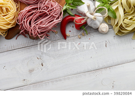 Raw homemade italian pasta cooking process Raw homemade italian pasta cooking process 39820084