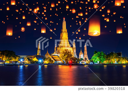Wat Arun temple and Floating lantern in Bangkok. 39820318