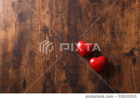 Two heart figurines Two heart figurines 39820393