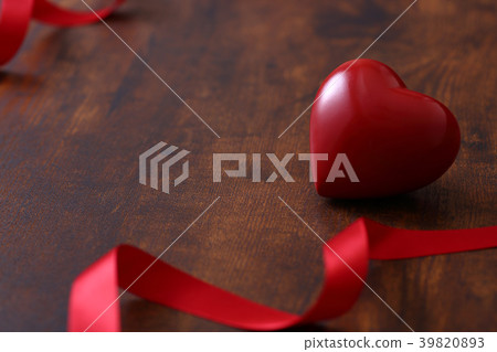 紅色心臟小雕象和紅色絲帶 39820893