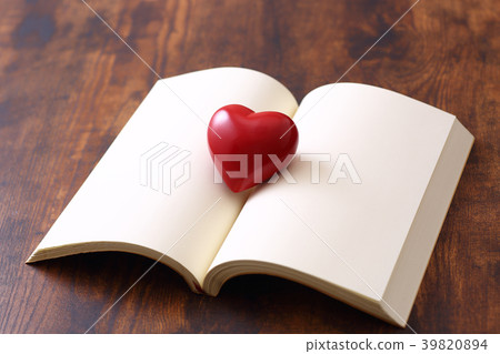 在一本空白的書的心臟小雕象 39820894