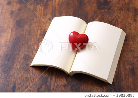 在一本空白的書的心臟小雕象 39820895