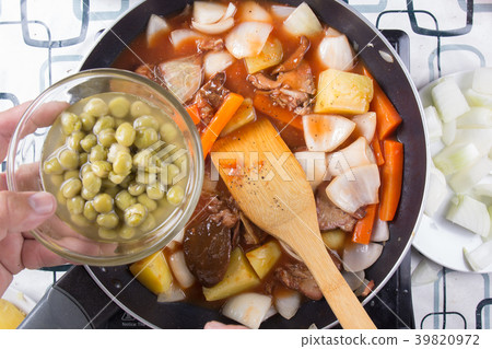 Chef putting peas for cooking 39820972