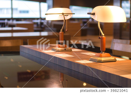 Set the table in the restaurant 39821041