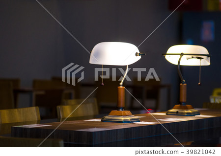 Set the table in the restaurant 39821042