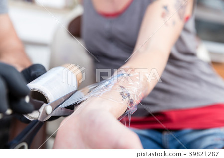Close-up of the hands of a skilled tattoo artist Close-up of the hands of a skilled tattoo artist 39821287