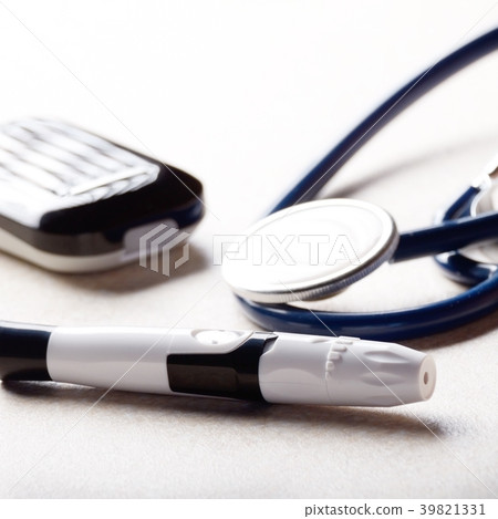 Personal blood glucose meter and lancet  39821331