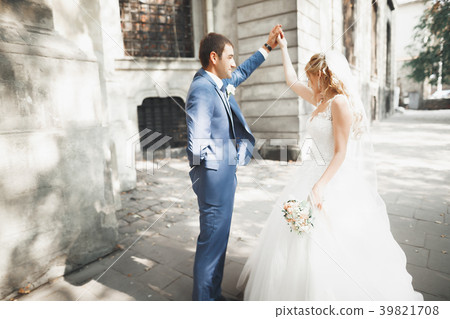 Beautiful caucasian wedding couple just married Beautiful caucasian wedding couple just married 39821708
