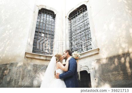 Luxury married wedding couple, bride and groom Luxury married wedding couple, bride and groom 39821713