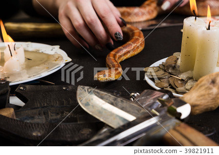 A woman will hold her hand to a snake 39821911