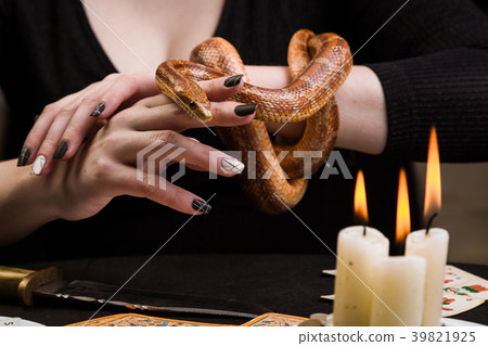 A woman will hold her hand to a snake 39821925