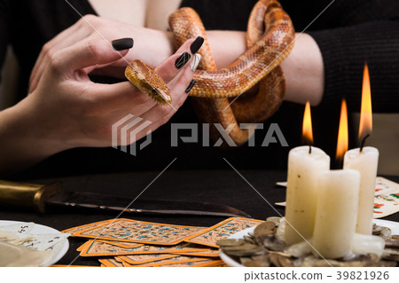 A woman will hold her hand to a snake 39821926