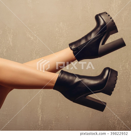 Woman's high heel black leather boots 39822932