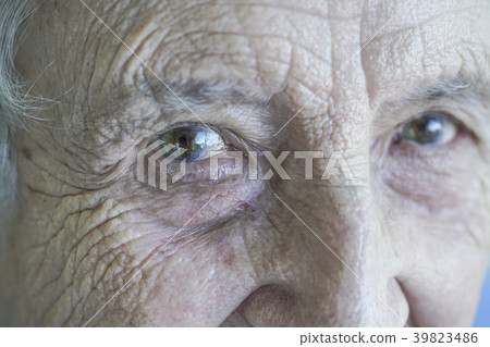 Closeup eyes of a senior woman Closeup eyes of a senior woman 39823486