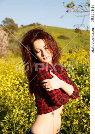 Young woman 39823612