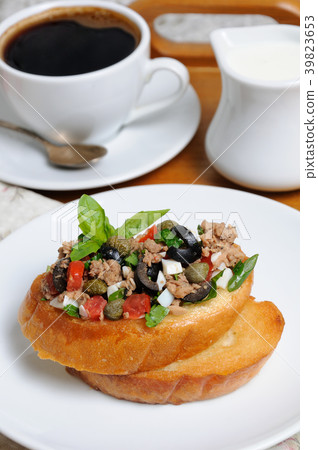 Breakfast with croutons and coffee 39823653