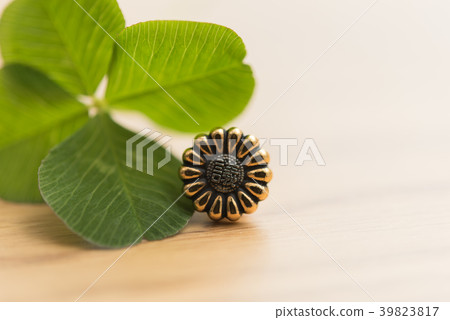 Four leaves clover 39823817