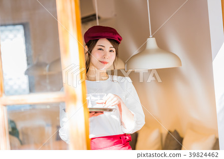 年輕的女人，女服務員，地板工作人員 39824462