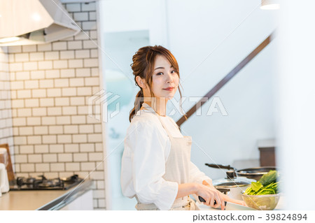 年輕女子,廚房,做飯 年輕女子,廚房,做飯 39824894