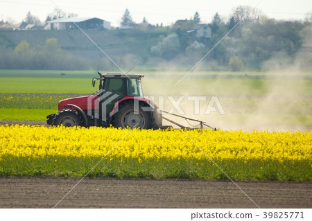 Tractor at work 39825771